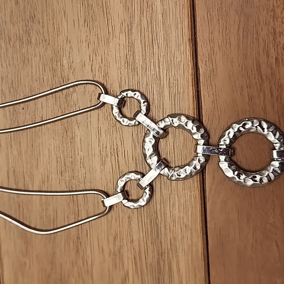 Silver colored necklace w 5 circles - Picture 5 of 7